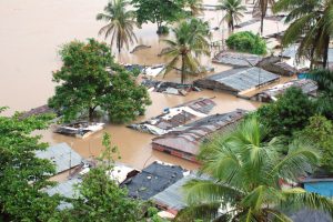 Inundaciones en el sector la Barquita de los Minas, decenas de familia perdieron todos sus ajuares de sus casas, quedando a la interperie, y refugiados en el centro comunal San José, supervisado por el Parroco Gregorio Alegría. Foto:Carmen Suárez/acento.com.do Fecha:26/10/2012