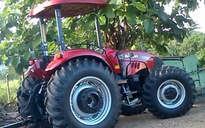 Gobierno dona tractor a productores de El Seibo