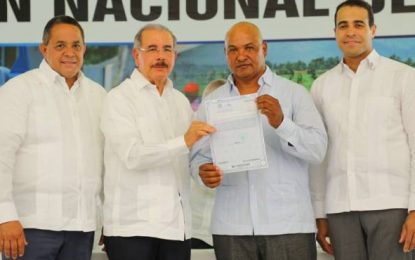 El presidente Danilo Medina entrega títulos definitivos a parceleros en Pedro Sánchez