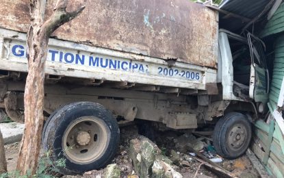 Camión recolector de basura impacta vivienda en El Seibo