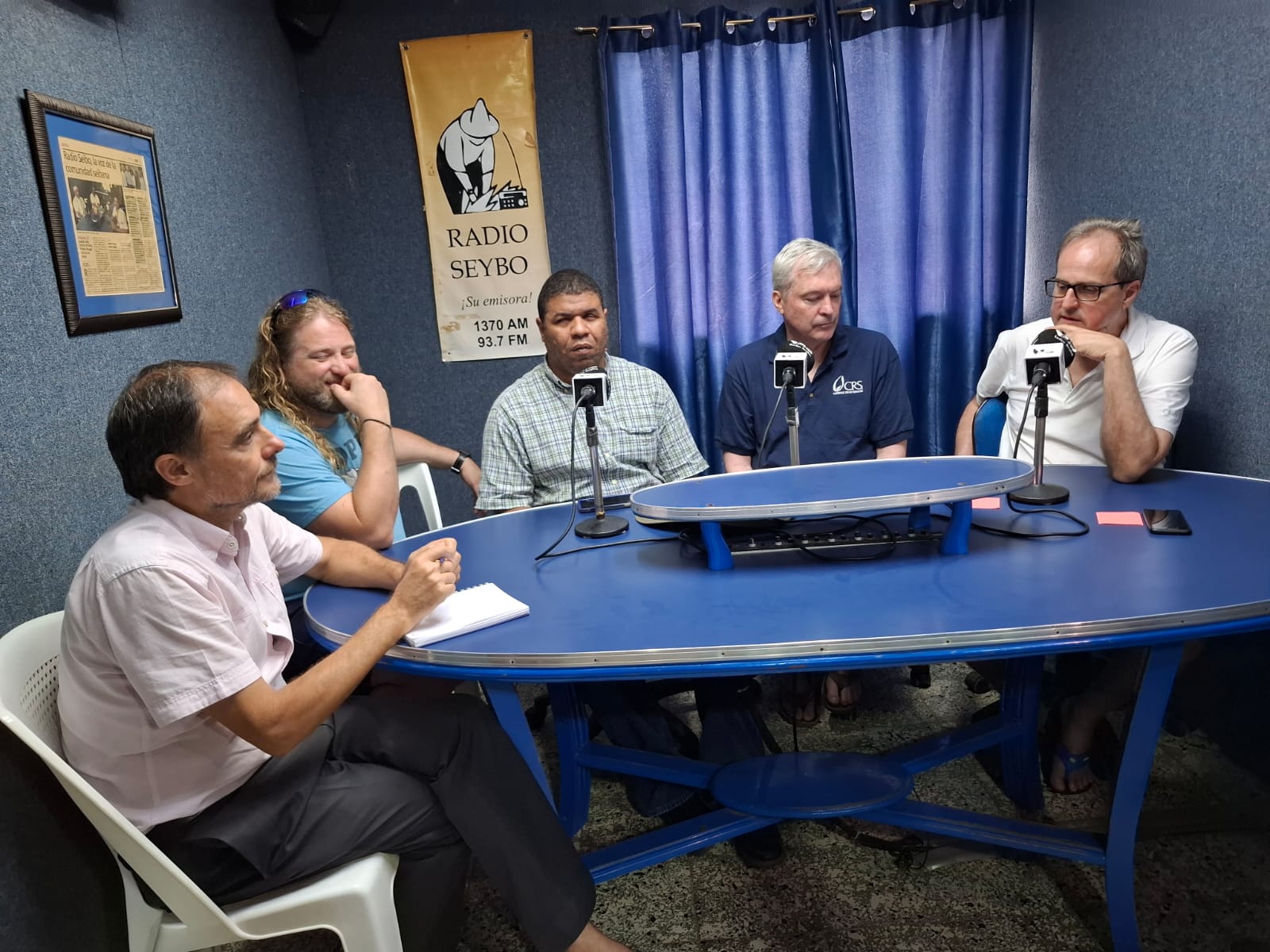 De derecha a izquierda Fr. David Orique, el prof. Terry McGoldrick, Israel Morales, el prof. Robert James Campes y Fr. Miguel Ángel Gullón